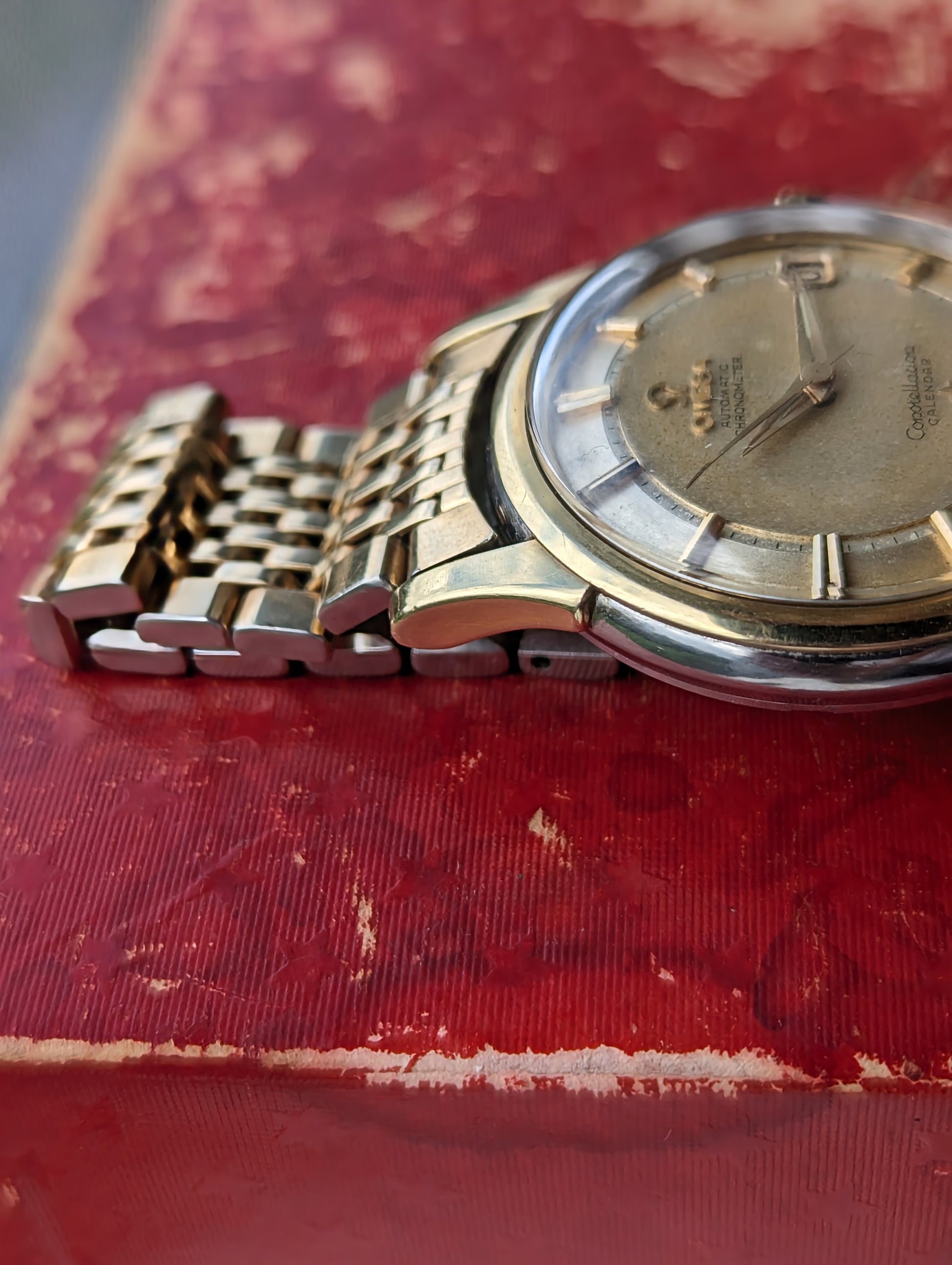 Vintage Omega Constellation 14393 - Rail Track Dial left lug