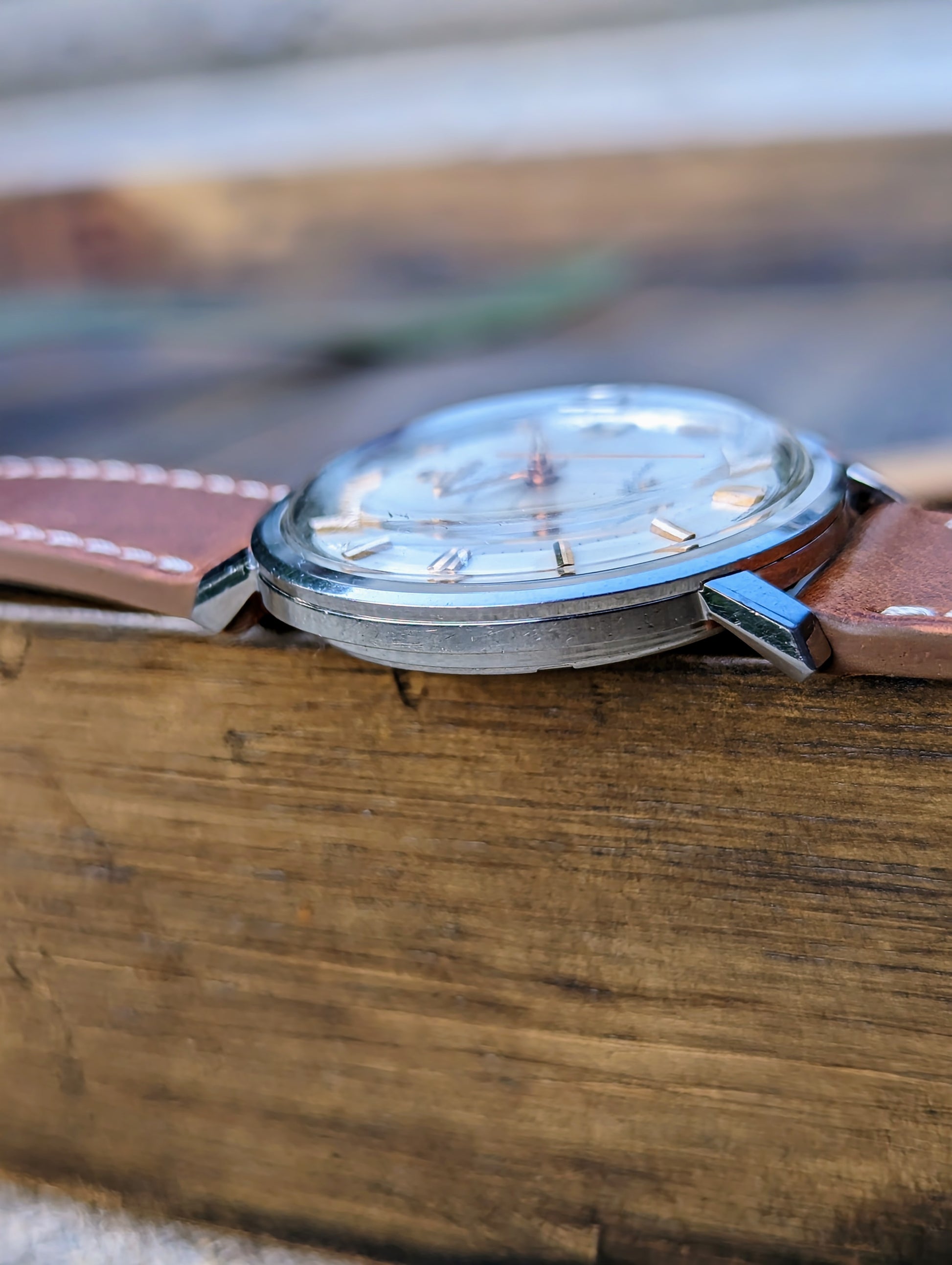 Vintage Omega Constellation 168.004 - Pie pan w/ rose gold hour markers left midcase